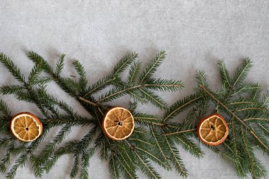 Ağaç dalı ve portakal dilimli Noel arkaplanı