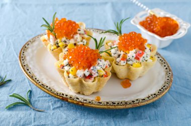 Yengeç çubuklu tart, yumurta, mısır, haşhaş tohumu ve havyar. Soğuk porsiyon aperatif.