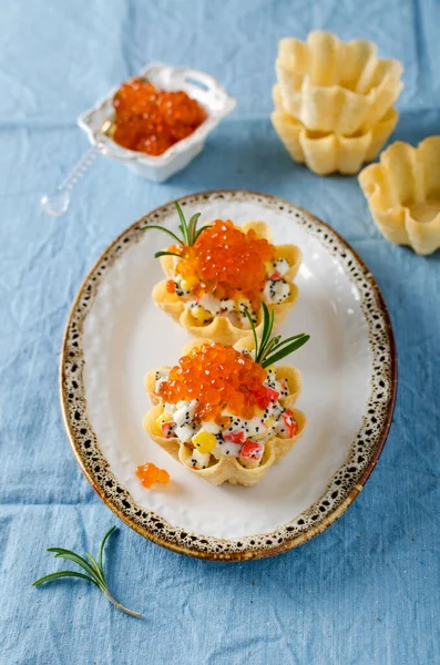 Tartaletas Con Palitos Cangrejo Huevos Maíz Semillas Amapola Caviar Aperitivo —  Fotos de Stock