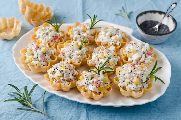 Törtchen Mit Krabbenstangen Eiern Mais Mohn Und Kaviar Kalte Portionierte — Stockfoto