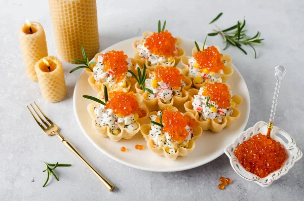 Tartaletas Con Palitos Cangrejo Huevos Maíz Semillas Amapola Caviar Aperitivo Imágenes de stock libres de derechos