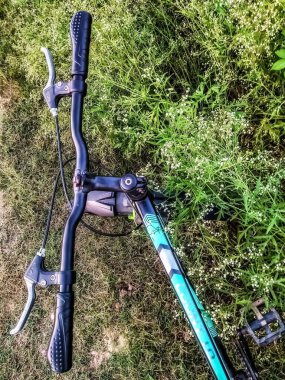 Bahçedeki çimlerin üzerinde bisiklet biçme makinesi