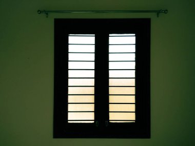 mavi duvarlı pencere 