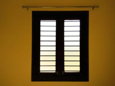 mavi duvarlı pencere 