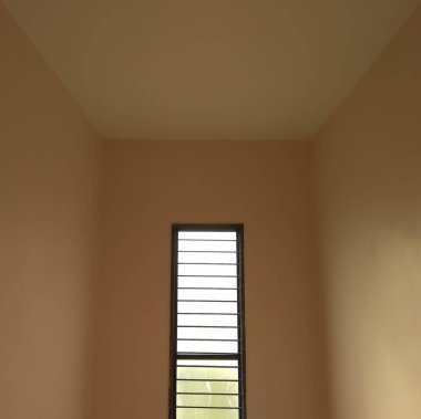 Gölge ve güneş ışığı olan pencere