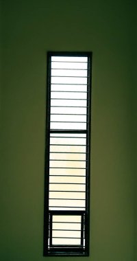 mavi duvarlı pencere 