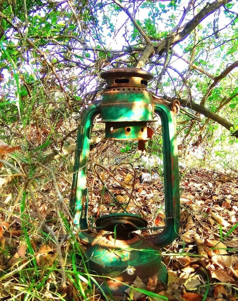 Bahçedeki eski metal lamba
