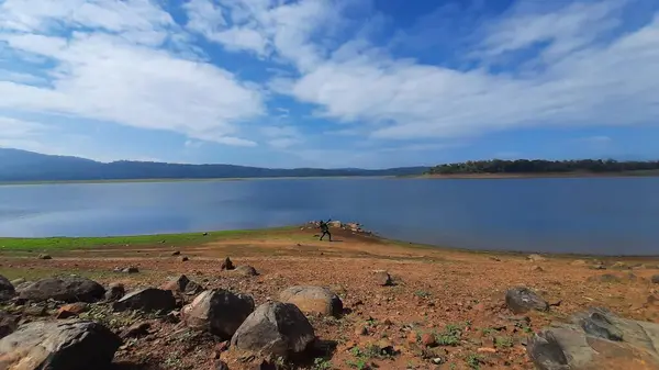 Bela Paisagem Com Lago Céu Azul — Fotografia de Stock