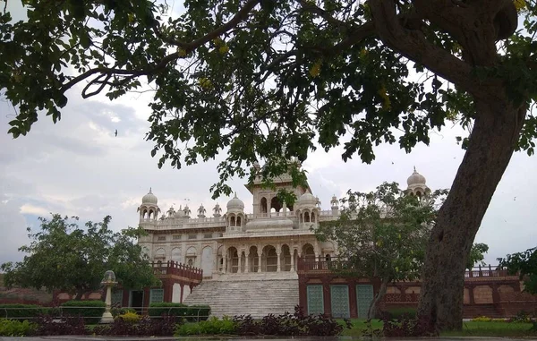 Sabah eski tapınak binasının manzarası.