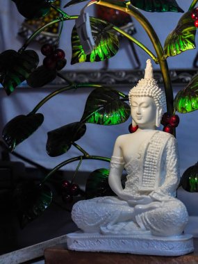 Buda 'nın beyaz heykeline odaklanın.