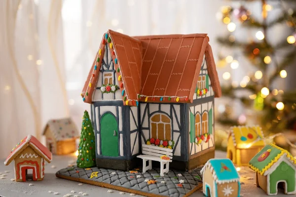 Peperkoeken huizen als een klein kerstdorp, feestelijke achtergrond Stockfoto
