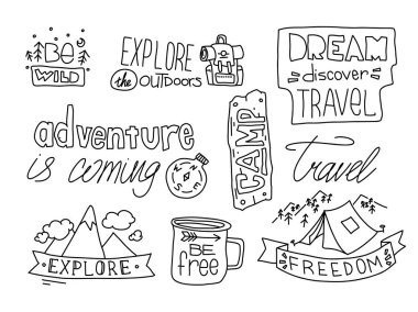 Vahşi macera çıkartması. Karalama yürüyüşü amblemi. Dağlar harf işareti. Keşif ve macera vektörü seti. Vektör illüstrasyonu