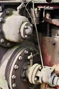 Eski buharlı lokomotif. Sürücünün bir parçası. Bir lokomotifin tekerleklerini çalıştırmak için piston kullanan bir buhar motoru parçası..
