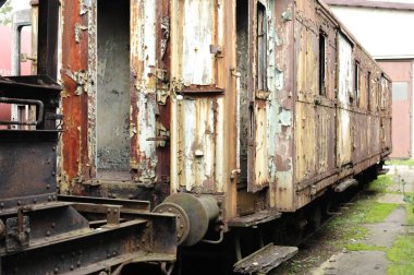 Eski, paslı tren vagonu. Uzun kullanılmamış model tren vagonu, yan yolda paslanıyor..