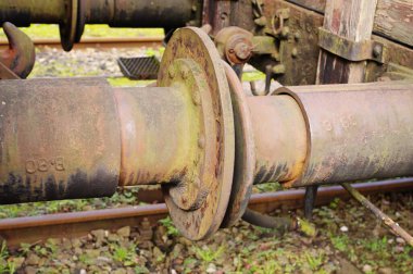Eski, paslı tamponlar. Lokomotif ve arabalardaki tamponlar tren parçalarını bağlarken çarpışma enerjisini emmiş..