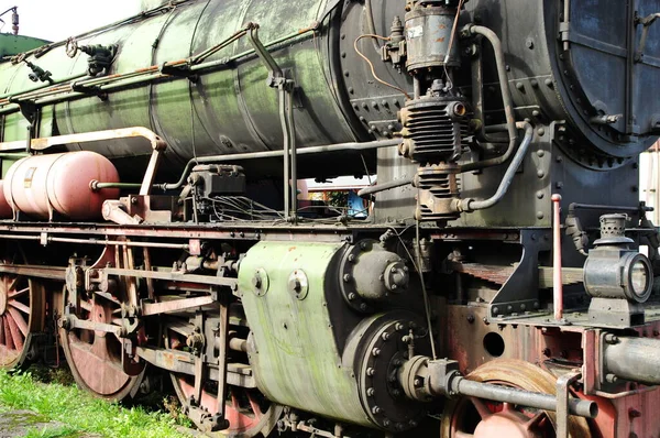 蒸汽机车的前部 活塞和灯笼的碎片清晰可见 — 图库照片