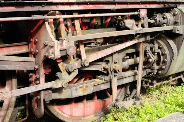 旧蒸汽机车暂停的一部分 轮子和活塞是可见的 — 图库照片