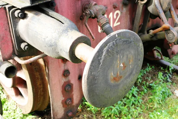 Parte Delantera Una Locomotora Vapor Fragmento Las Ruedas Pistones Parachoques —  Fotos de Stock