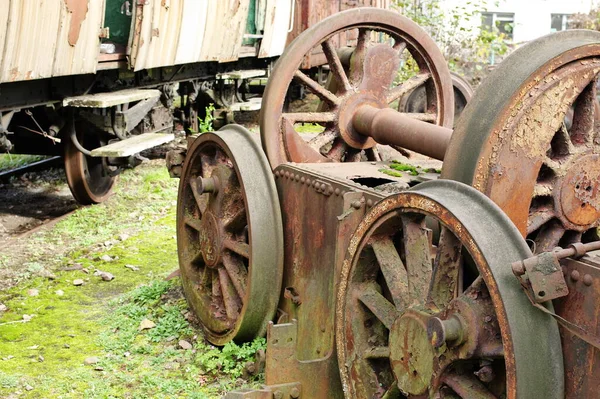 旧蒸汽机车暂停的一部分 旧火车头生锈的轮子 老旧火车头上有轮子的生锈的车轴 你也可以看到底盘的碎片 — 图库照片