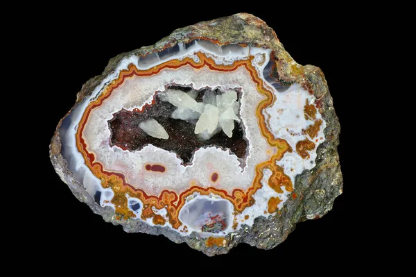 具有漂亮形状的方解石和闪长岩晶体的小孔型玛瑙中的石英电极 摩洛哥 Aquim周围的高地图集地区 图库照片