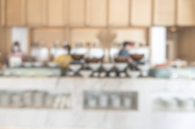 Otel restoranındaki büfe. Geçmişi bulanık. Açık mutfak tezgahı, yemek servisi servisi, kahvaltı, öğle yemeği veya akşam yemeği için aşçı kadrosu. 