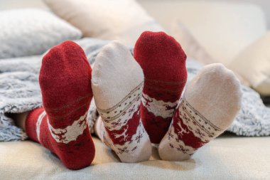 Noel çorapları aile çorapları kanepeye uzanıyor birlikte güzel tatiller geçiriyorlar, kış Xmas ve yeni yıl kutlamaları için evde dinleniyorlar.