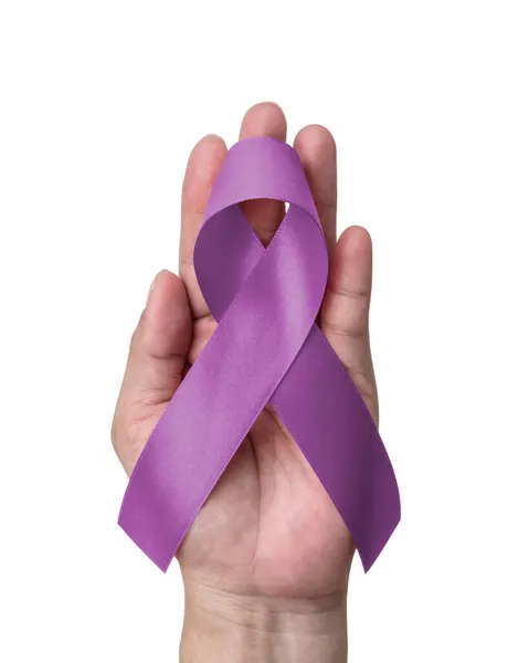 ラベンダー紫色の意識リボンは 世界のアルツハイマーの日 と世界のがんの日のコンセプトのための手のサポートを支援 — ストック写真