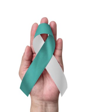Ocak ayında rahim ağzı kanseri farkındalığı ayı ve HPV önleme için Teal ve beyaz kurdele (yay beyaz arka planda kırpma yolu ile izole edilmiş el desteği)