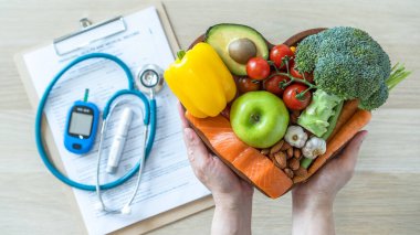 Ketojenik ve kolesteral diyet için keto gıdası, iyi kalp sağlığı için sağlıklı beslenme tarzı yüksek yağlı protein, diyabet hastalığını önlemek için düşük karbonhidrat, diyabetik hastalık kontrolü