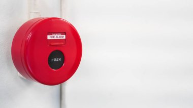 Güvenlik sistemi kontrolü için yangın alarmı düğmesine basın. Ofiste, fabrikada ya da okulda duvar arkası için. 