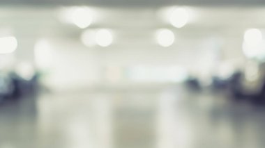 Otomotiv aracı ve araç sigortası konsepti için bulanık bina alanı ve parlak aydınlatma ışığı bokeh ile garajın arka planı bulanık