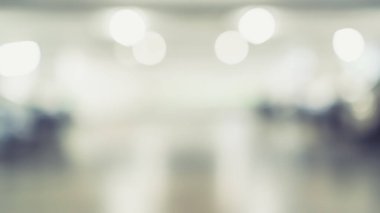 Otomotiv aracı ve araç sigortası konsepti için bulanık bina alanı ve parlak aydınlatma ışığı bokeh ile garajın arka planı bulanık