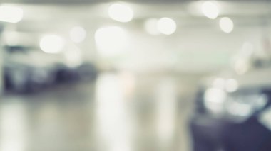 Otomotiv aracı ve araç sigortası konsepti için bulanık bina alanı ve parlak aydınlatma ışığı bokeh ile garajın arka planı bulanık