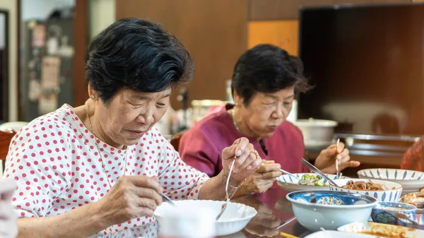 Їжа Літнього Способу Життя Азіатські Жінки Похилого Віку Які Вечеряли Ліцензійні Стокові Зображення