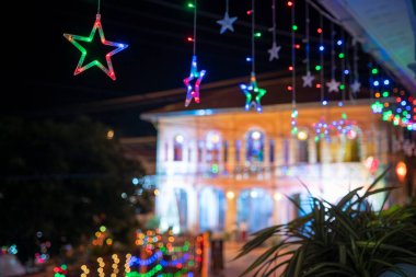 Tha Rae Köyü 'nün Sakon Nakhon, Tayland bölgesindeki odak yıldız ışığını ve Noel geçmişini seçin. 