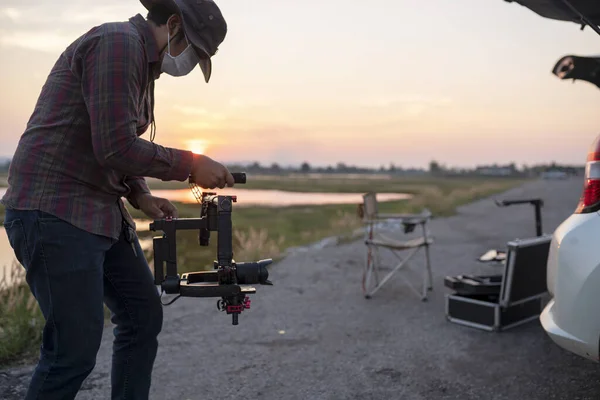 Mladý Kameraman Pomocí Gimbal Stabilizátor Natáčení Video Záběry Pro Tvůrce — Stock fotografie