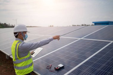 Elektrik mühendisliği yenilenebilir enerji üretmek için güneş panellerini kontrol etme üzerinde çalışıyor.