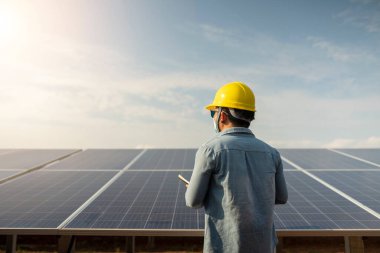 Yenilenebilir Enerji Santrali Teknisyeni, Tayland 'da Güneş Paneli