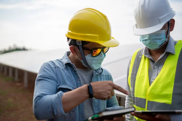 Engenheiros Técnicos Trabalham Para Alimentar Usinas Energia Renovável Painel Solar — Fotografia de Stock