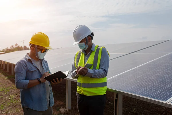 Engenheiros Técnicos Trabalham Planejamento Usinas Energia Renovável Painéis Solares — Fotografia de Stock
