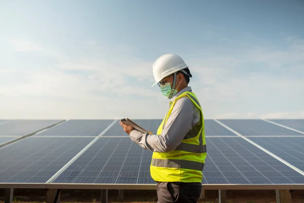 Engenheiros Trabalhando Para Alimentar Plantas Energia Renovável Painel Solar Tailândia — Fotografia de Stock