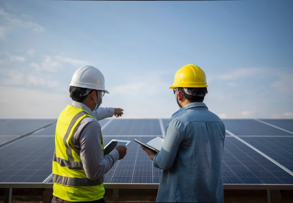 Engenheiro Trabalhador Trabalhando Juntos Usina Energia Renovável Painel Solar — Fotografia de Stock