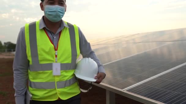 Opptakene Følger Ingeniører Som Holder Hjelmer Som Inspiserer Solcellepaneler Solkraftproduksjon – stockvideo