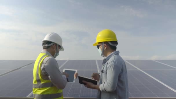 Engenheiro Trabalhador Trabalham Juntos Usina Energia Renovável Painel Solar — Vídeo de Stock