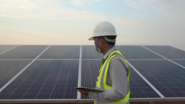 Engenheiros Trabalhando Para Alimentar Plantas Energia Renovável Painel Solar Tailândia — Vídeo de Stock