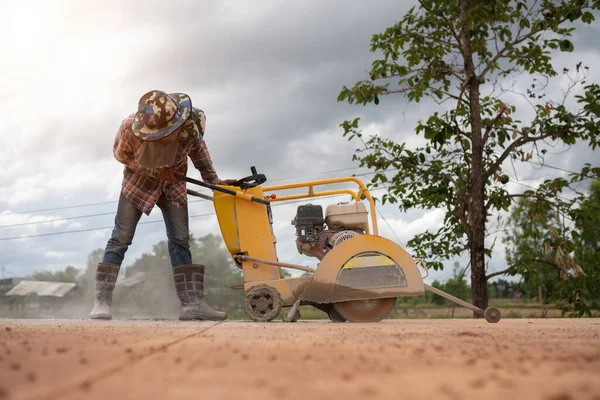 Worker Concrete Cutting Road Construction — Φωτογραφία Αρχείου