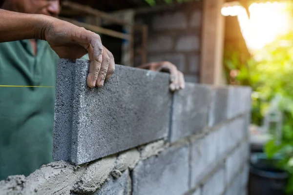 Close Hands Worker Use Brick Block Construction — ストック写真