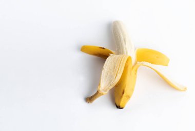 Beyaz arkaplanda soyulmuş muz izole edildi