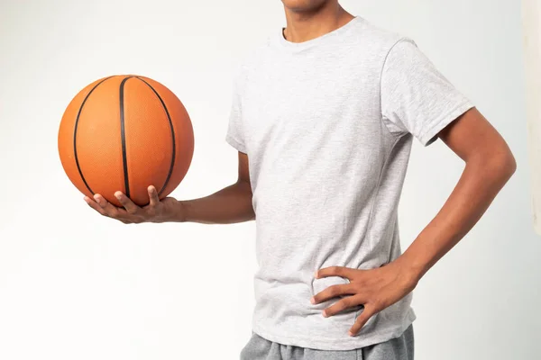 Africké Americké Dospívající Chlapec Basketbal Kurtu — Stock fotografie