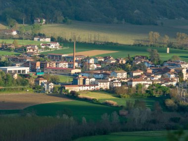 Montechiaro gün batımında çevredeki tepelerden görüldü, Bormida nehir vadisi, Piedmont Ital köyü.